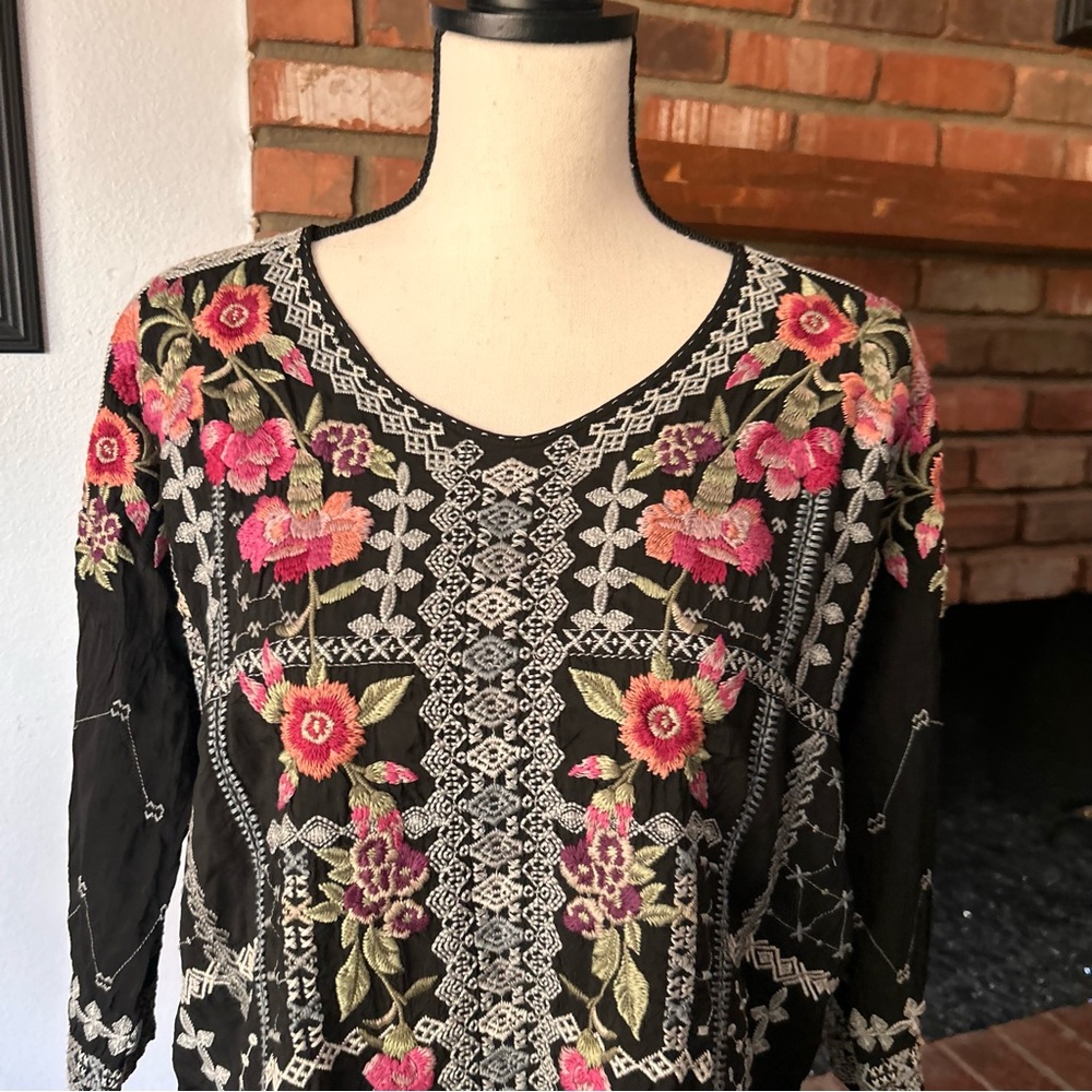 Johnny Was Carnation Embroidered Floral Blouse in Black Sz XS - Picture 3 of 9